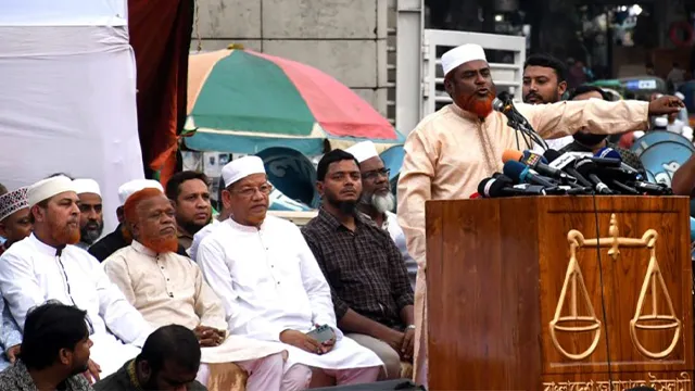 বায়তুল মোকাররম জাতীয় মসজিদের সামনে বিক্ষোভ সমাবেশে বক্তব্য দেন বাংলাদেশ জামায়াতে ইসলামীর কেন্দ্রীয় সেক্রেটারি জেনারেল।