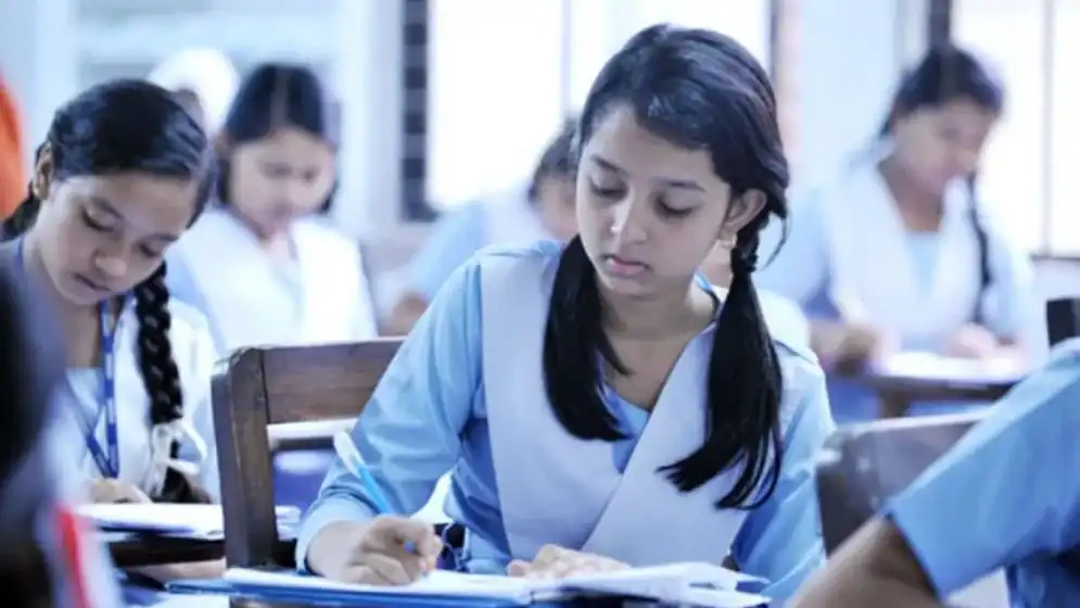 পরীক্ষার কেন্দ্রে শিক্ষার্থীরা