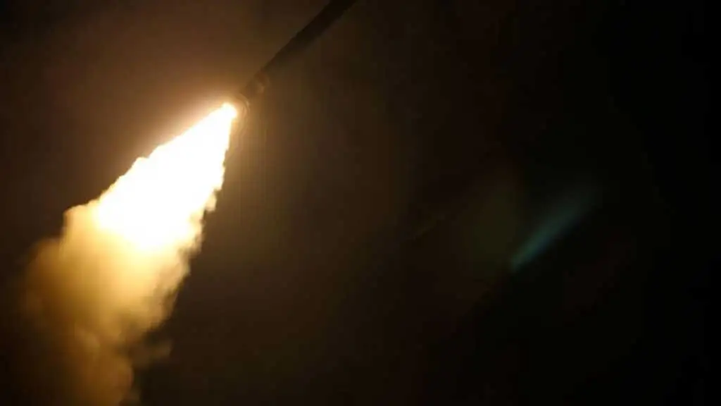 ইউএসএস ল্যাবুন থেকে ছোড়া একটি টমাহক ক্ষেপণাস্ত্র