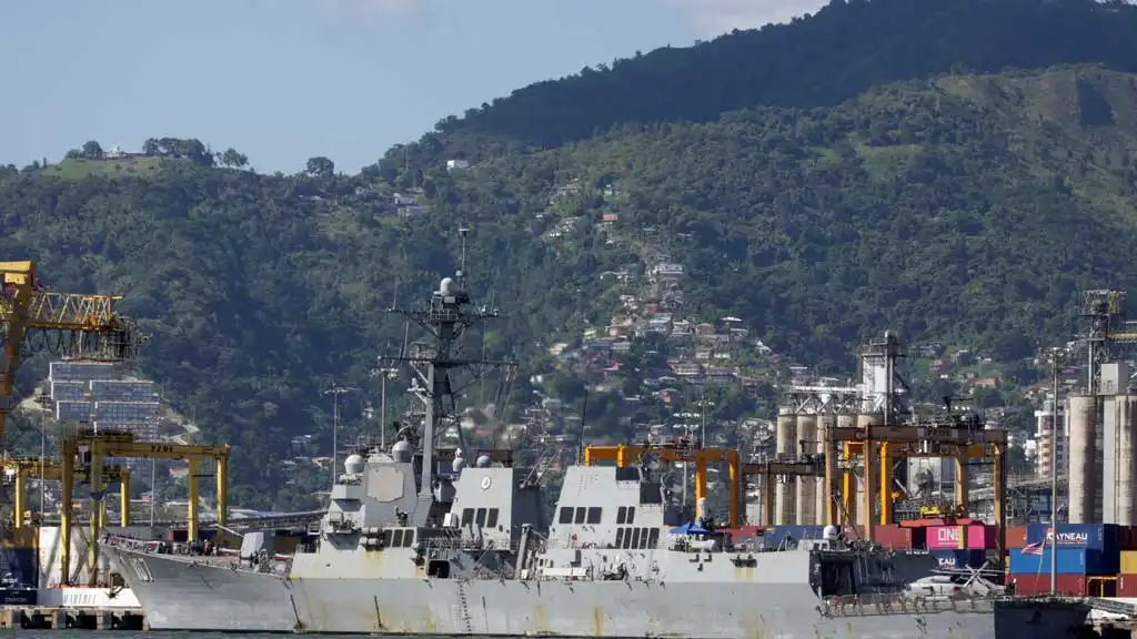 ক্ষেপণাস্ত্রবাহী ডেস্ট্রয়ার যুদ্ধজাহাজ ইউএসএস গ্রেভলি